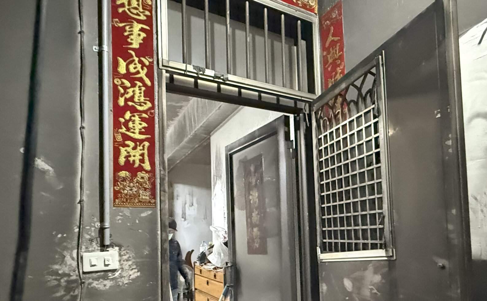 板橋溪崑火災 樓上住戶沒有使用防煙功能門扇 黑煙竄入屋內 燻黑天花板及傢俱