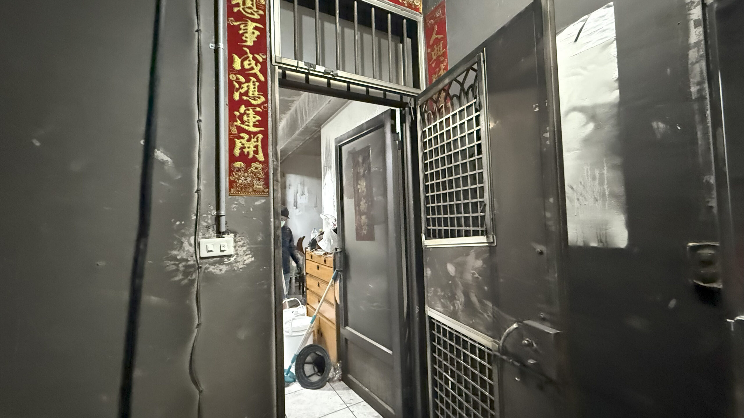 板橋溪崑火災 樓上住戶沒有使用防煙功能門扇 黑煙竄入屋內 燻黑天花板及傢俱