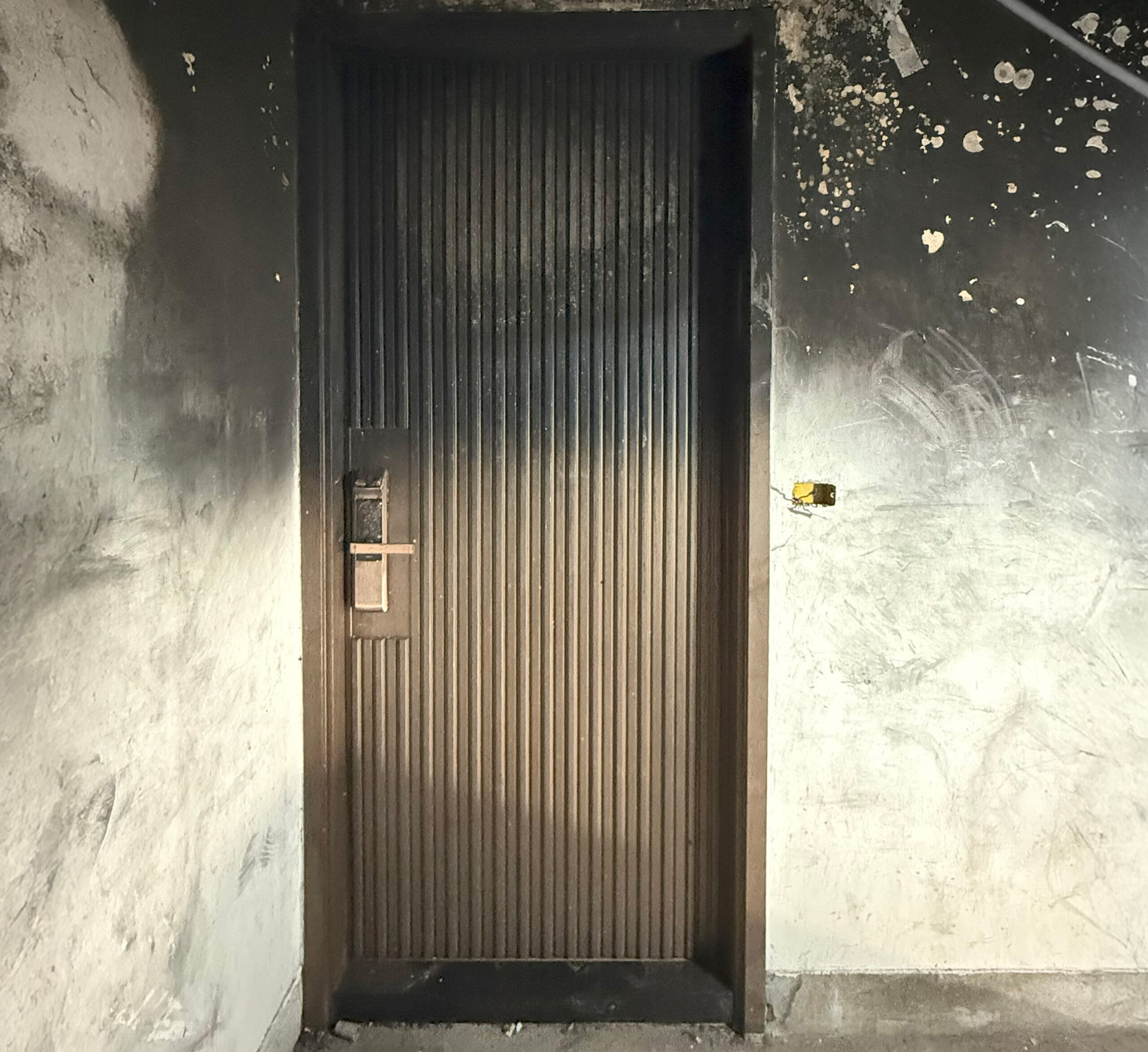 板橋溪崑火災 起火點對面屋主防火門狀態 僅表面焦黑 烤漆浮起