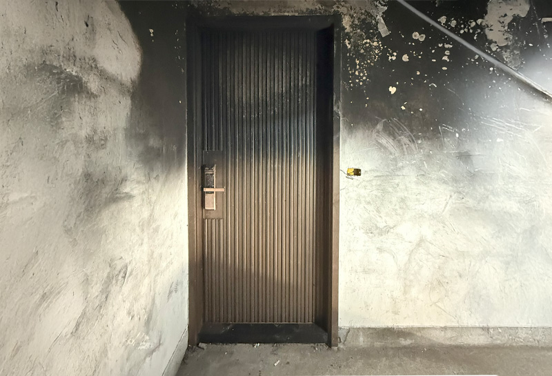 板橋溪崑火災 起火點對面屋主防火門狀態 僅表面焦黑 烤漆浮起