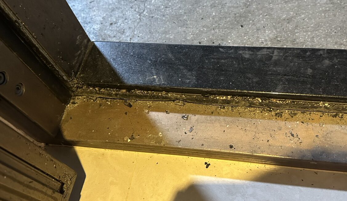 板橋溪崑火災 起火點對面屋主防火門狀態 膠條經過燃燒融化 保護屋主的家