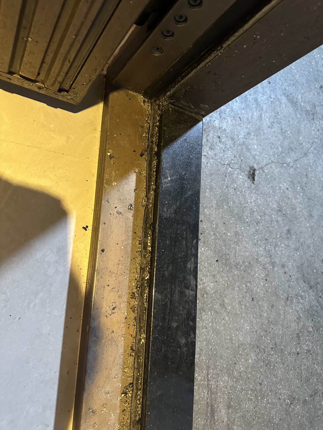 板橋溪崑火災 起火點對面屋主防火門狀態 膠條經過燃燒融化 保護屋主的家