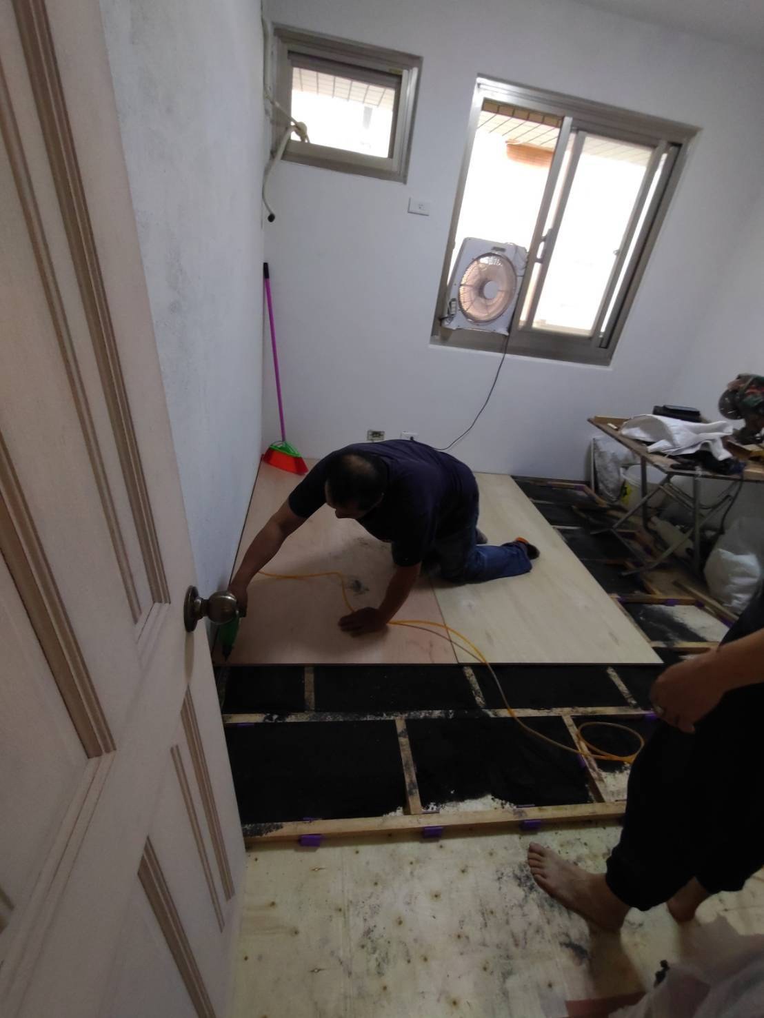 浮動地板木作角料與制震墊施工