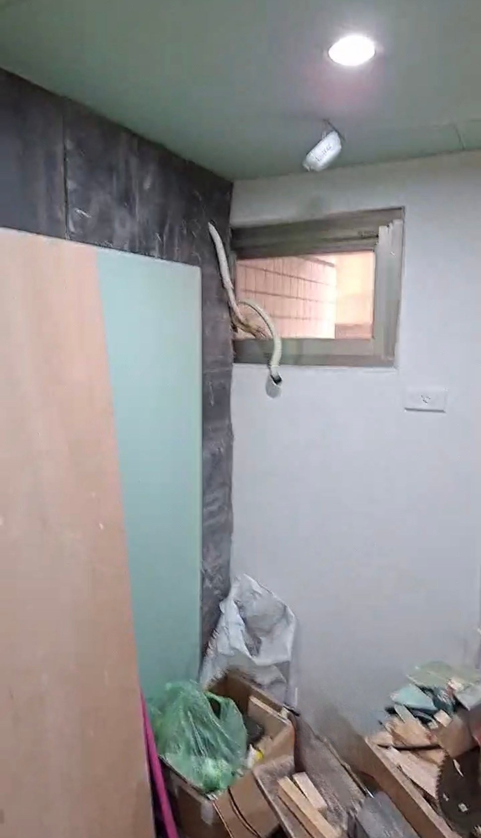 隔音牆覆蓋石膏板與遮音墊