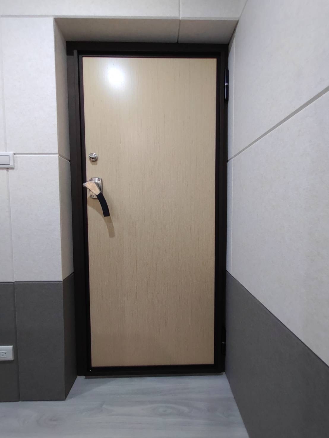 淺色木紋180型專業隔音門完工照