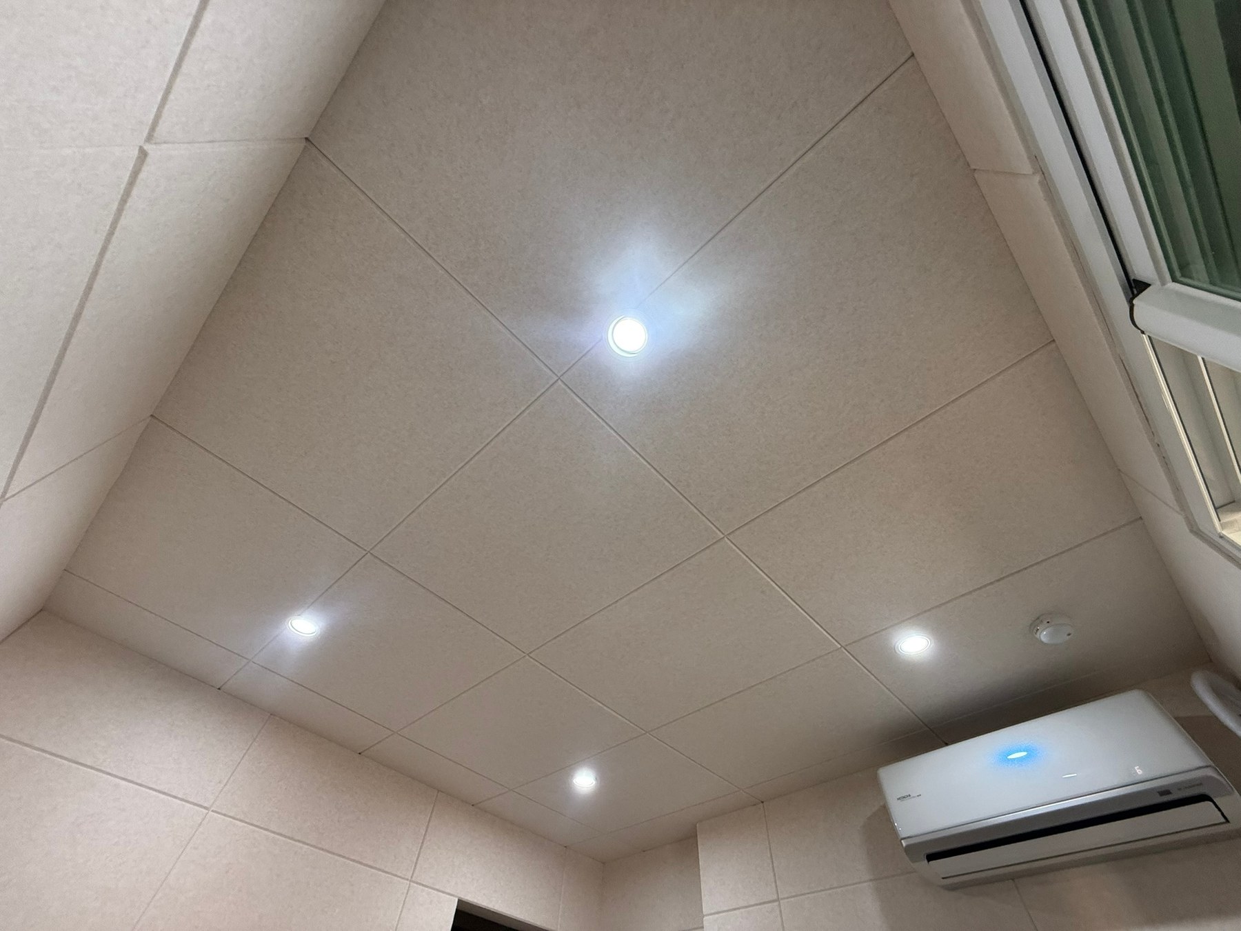 琴房天花板吸音板與燈具完工