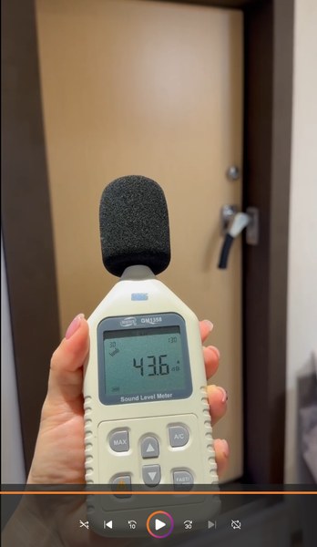 關閉隔音門後室外分貝儀量測為43.6分貝