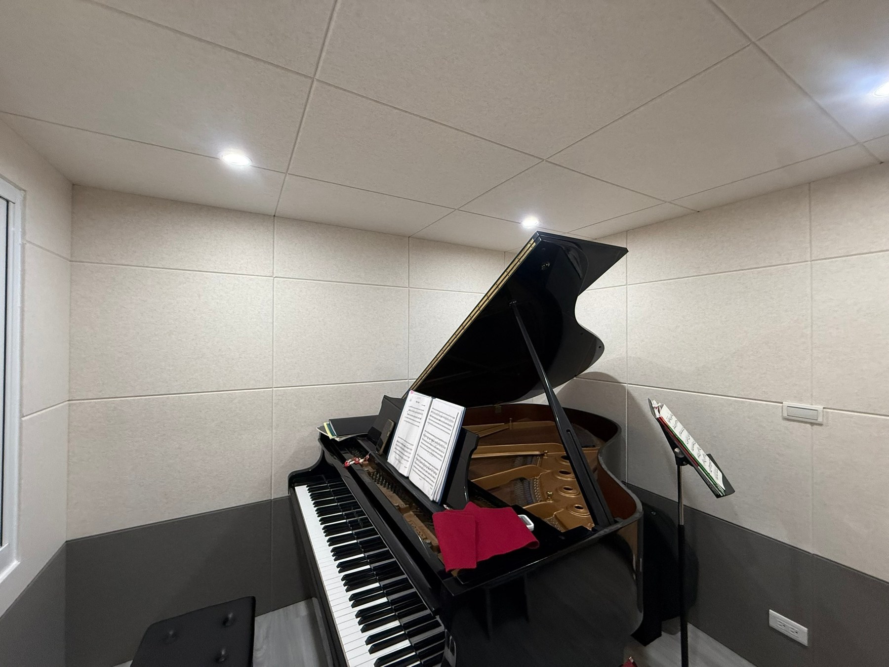 新竹居家琴房隔音工程完工照,室內設有平台式鋼琴與吸音板牆面